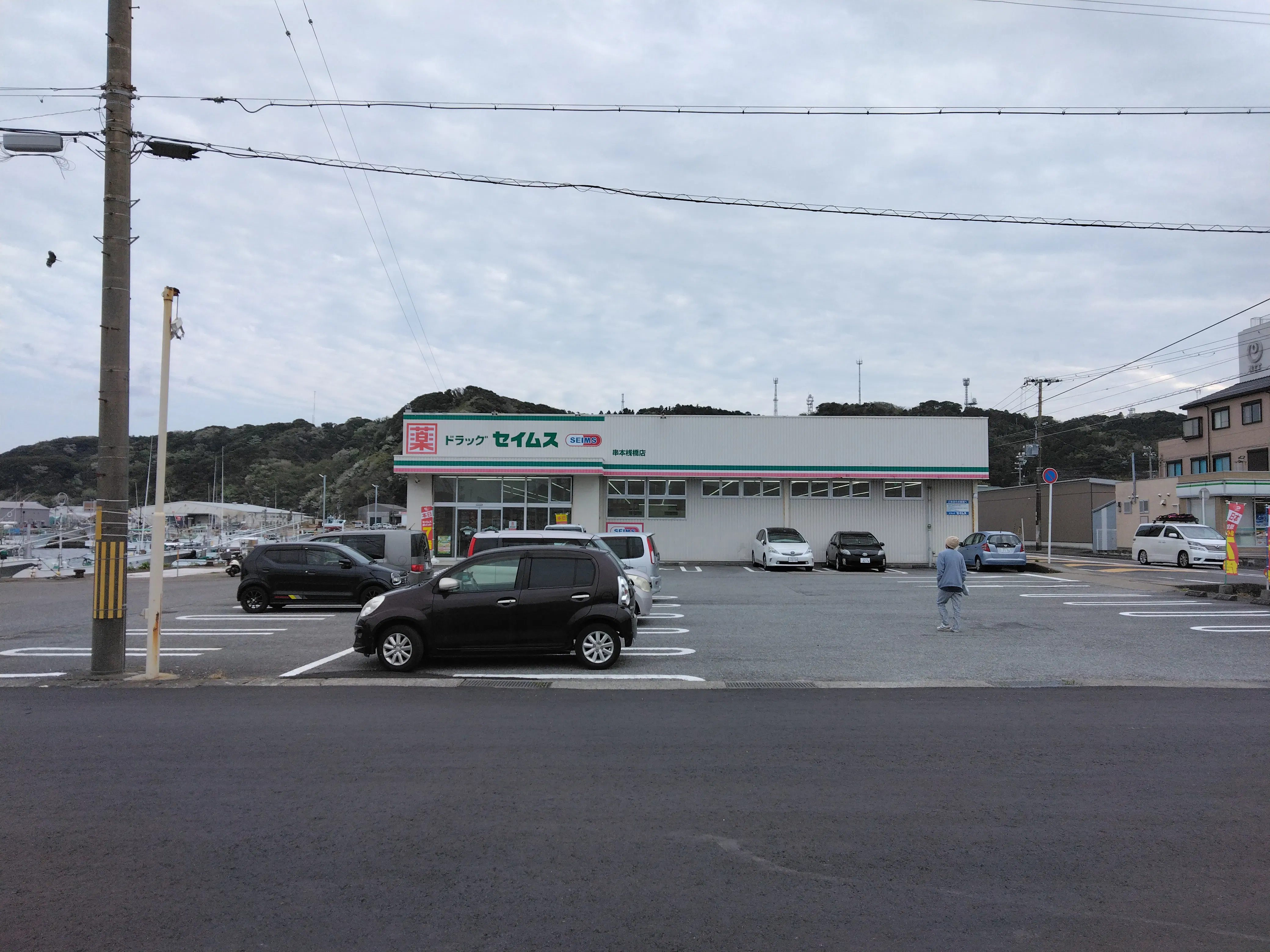 【ドラッグセイムス串本桟橋店】キッチンカー出店やプロモーション催事に最適なドラッグストアの駐車場イベントスペース