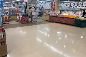 【スーパーセンターニシムタ加世田店】食物販や物販に利用可能なスーパーの店内正面入口にあるスペース