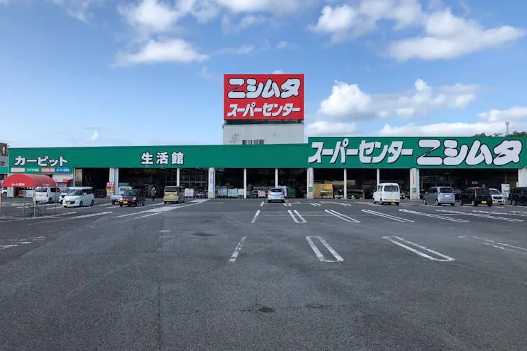【スーパーセンターニシムタ加世田店】食物販や物販に利用可能なスーパーの店内正面入口にあるスペース