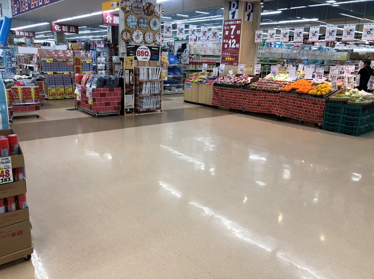 【スーパーセンターニシムタ加世田店】食物販や物販に利用可能なスーパーの店内正面入口にあるスペース