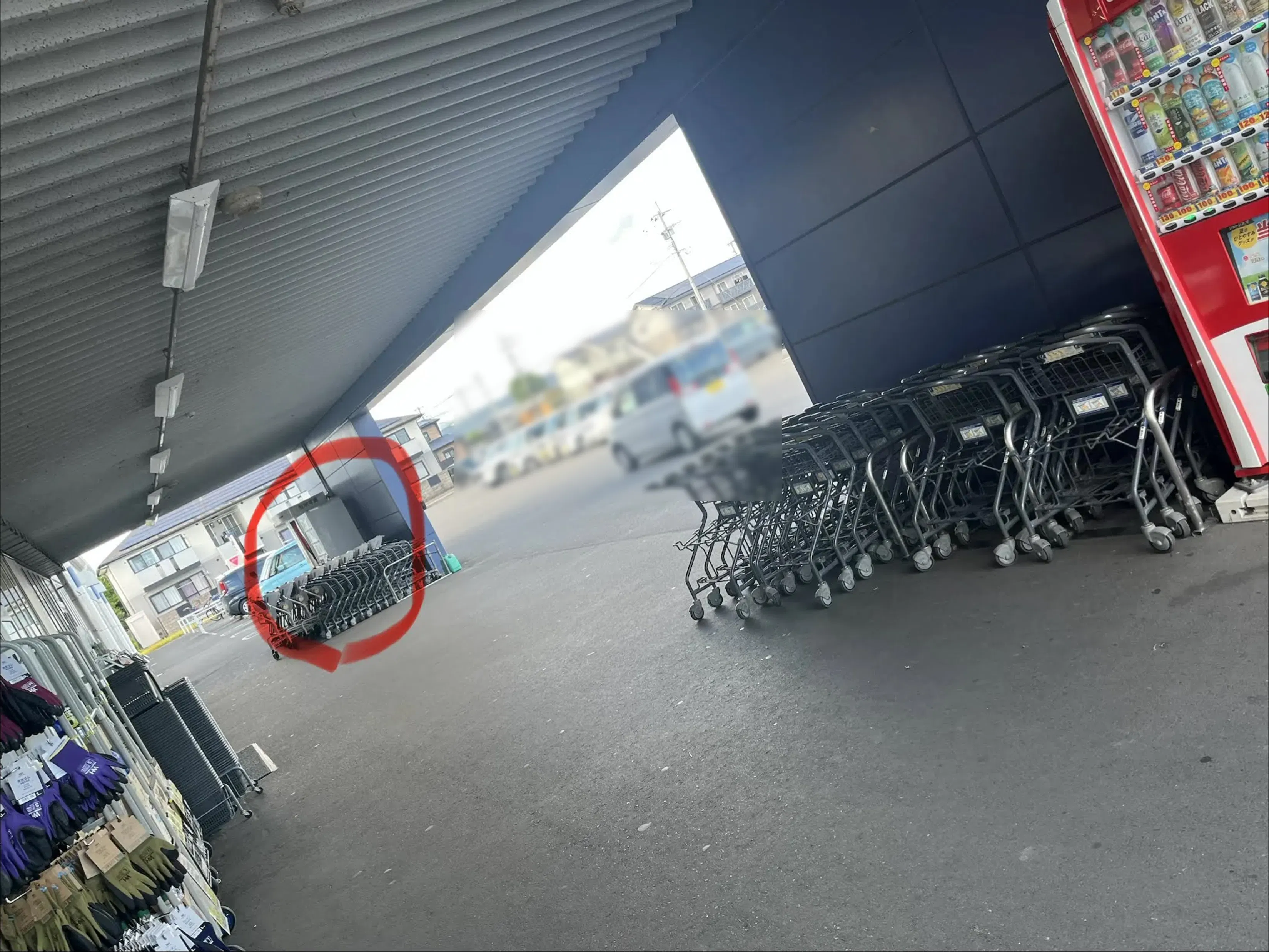 【スーパーセンタートライアル西都店】ポーチ内軒下