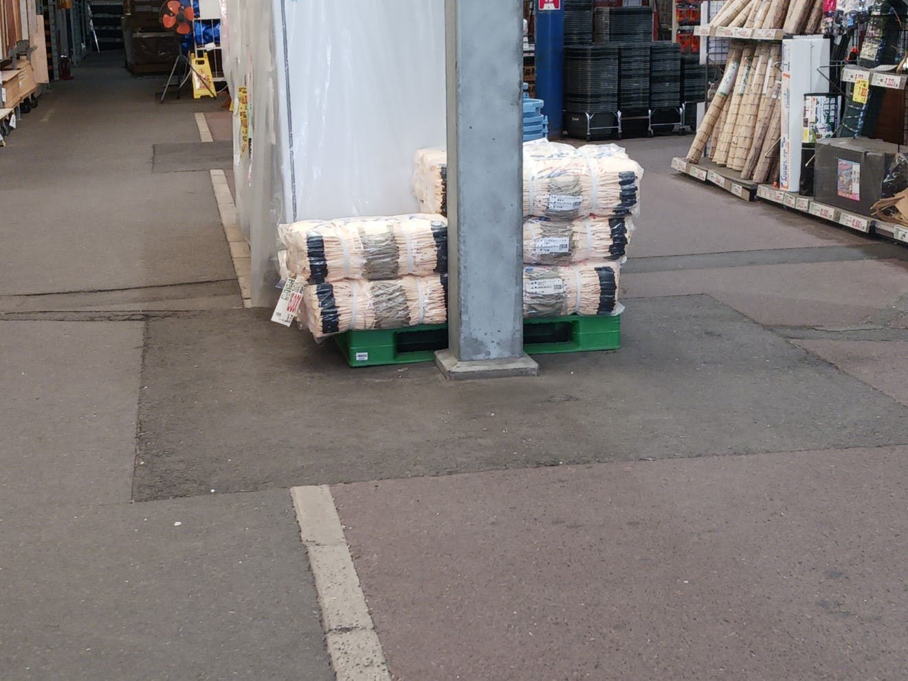 【スーパーセンターニシムタ姶良店】食物販や物販に利用可能な屋外軒下スペースの画像