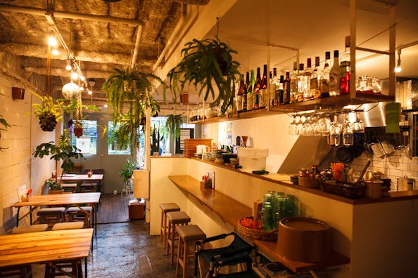 【宮の坂駅2分】世田谷線が見えるロケーションの飲食店を貸し切って自由に使えます。キッチン使用可/TVモニター&DVDデッキ有り/DJブース有り