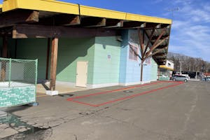 【ダイナム北海道北広島店ゆったり館】キッチンカーやプロモーションに最適なアミューズメント施設のイベントスペース(店舗南側)