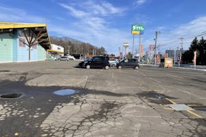 【ダイナム北海道北広島店ゆったり館】キッチンカーやプロモーションに最適なアミューズメント施設のイベントスペース(店舗南側)