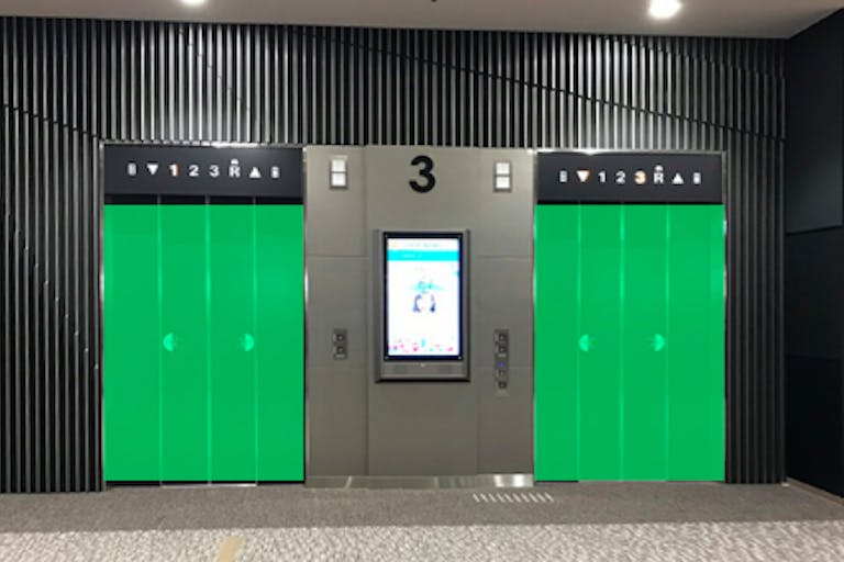 【イオンモール神戸南】モール内広告 エレベーターの画像1