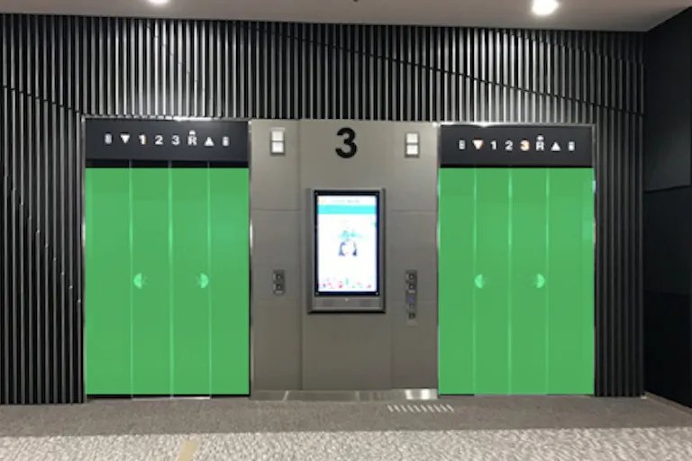 【イオンモール神戸南】モール内広告 エレベーターの画像1