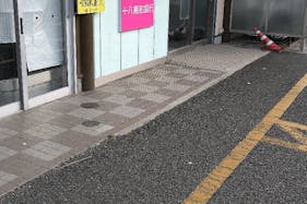 【まつばや吉井店】食物販やプロモーションなどに利用可能な軒下スペース