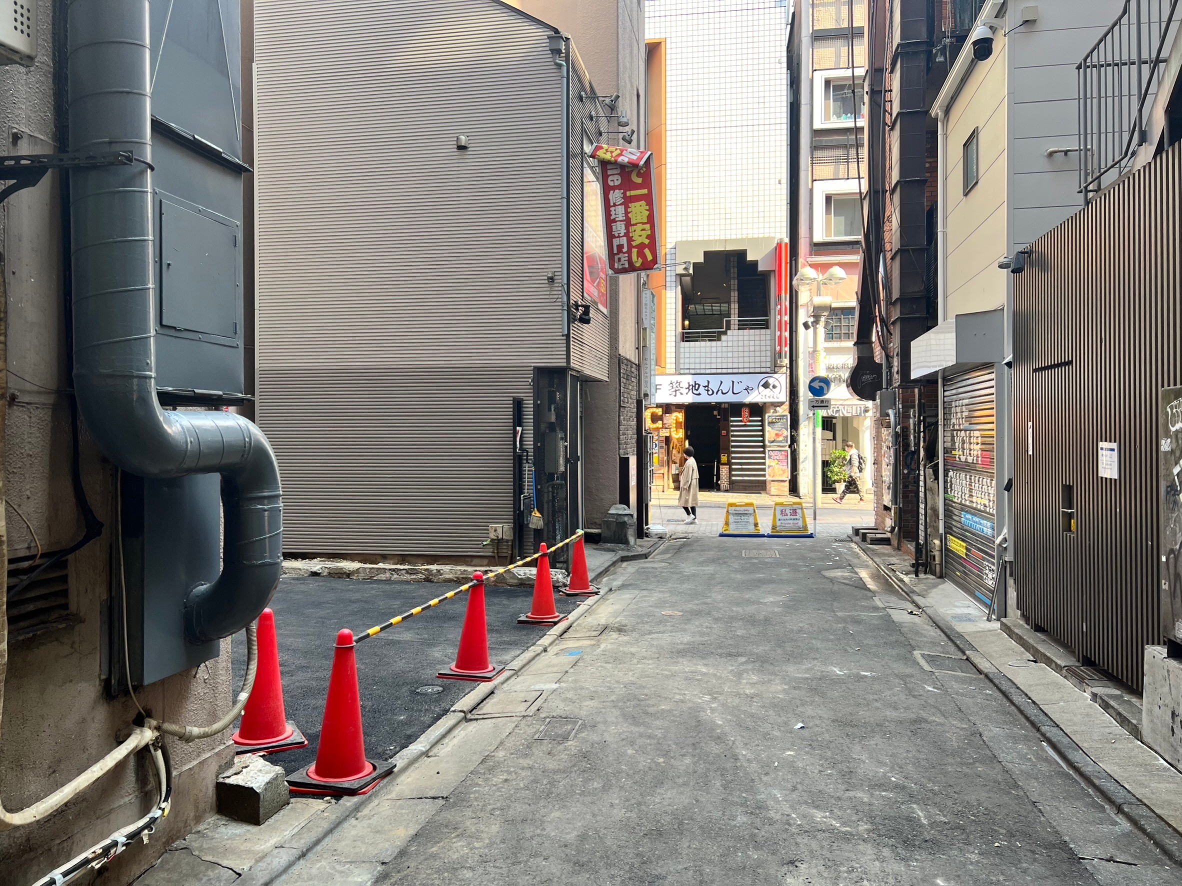 左の赤いコーンエリア（センター街に向けて撮影）