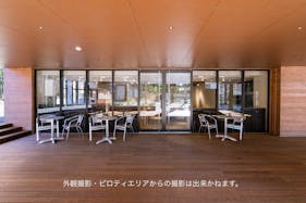 【中目黒駅徒歩4分】コンクリート・白壁の洗練された駒沢通りに面した路面のカフェ併設スペース