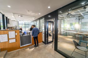 【中目黒駅徒歩4分】コンクリート・白壁の洗練された駒沢通りに面した路面のカフェ併設スペース