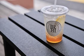 【中目黒駅徒歩4分】コンクリート・白壁の洗練された駒沢通りに面した路面のカフェ併設スペース