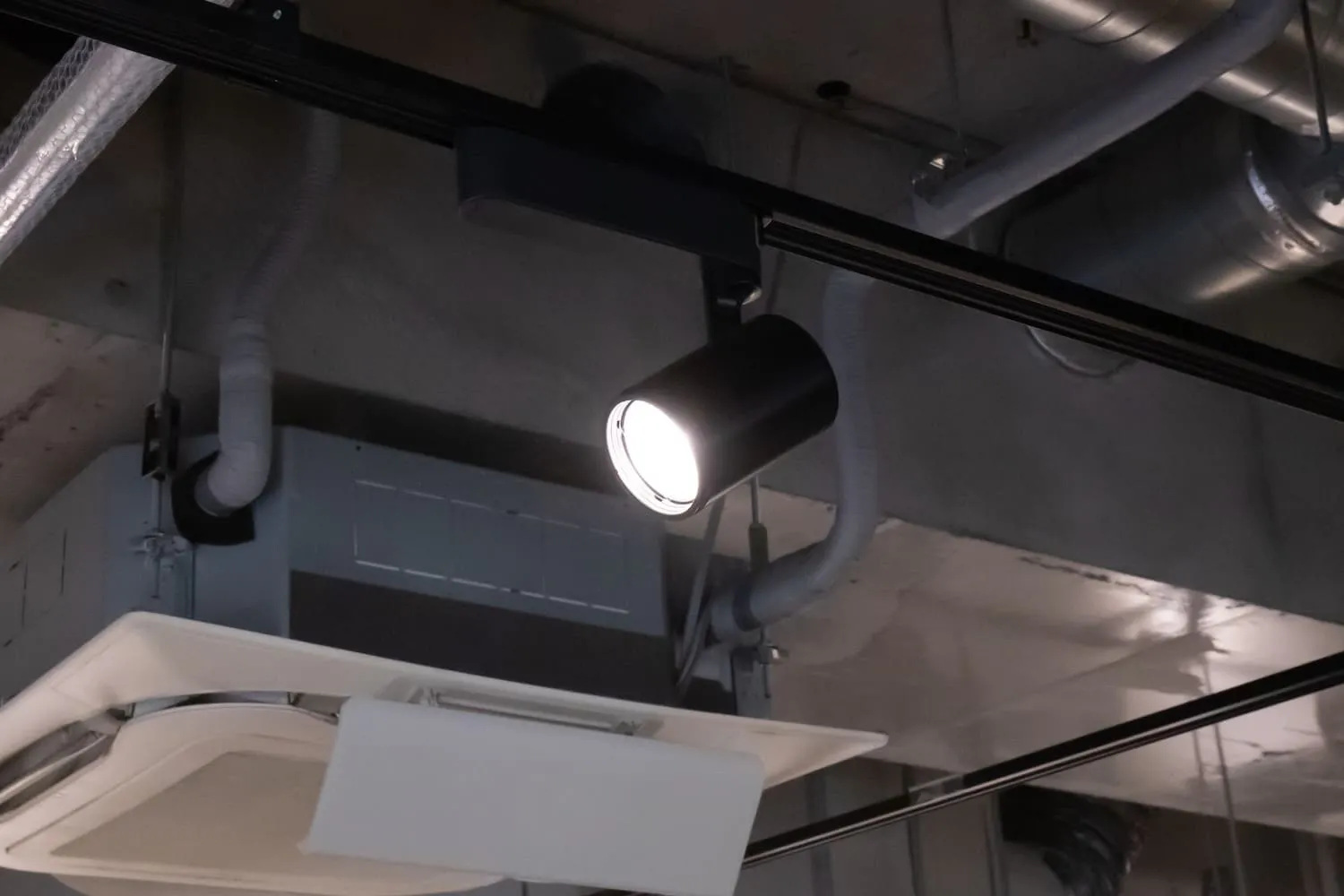 【中目黒駅徒歩4分】コンクリート・白壁の洗練された駒沢通りに面した路面のカフェ併設スペース