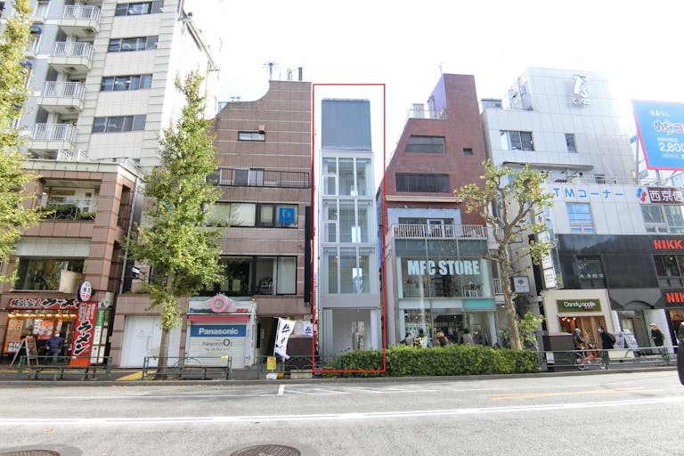 【明治神宮前〈原宿〉駅3分】ポップアップストア、サンプリング等の販売促進・イベント会場に最適なガラス張りのビル1棟。明治通り、とんちゃん通りに面した竹下通り近くの路面スペースの画像1
