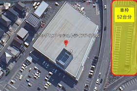 【ドラッグ&フレッシュトライアル小月店】【中スペース】駐車場スペースB_高架下駐車場内 ※電源なし