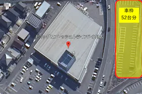 【ドラッグ&フレッシュトライアル小月店】【中スペース】駐車場スペースB_高架下駐車場内 ※電源なし