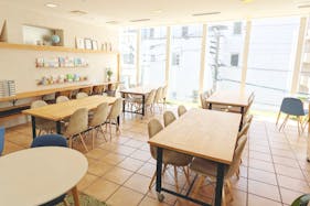 【西鉄福岡(天神)駅8分】オフ会やミニマルシェなどのイベントやセミナー、会議などのビジネス用途まで幅広く利用されている多目的レンタルスペース