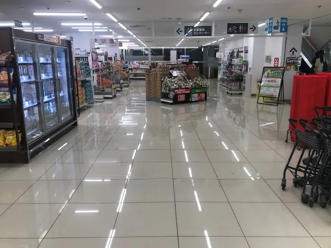 【西友 都賀店】2Fエスカレーター前 プロモーション用途や物販、食物販のポップアップストアに最適なスーパー店内催事イベントスペース