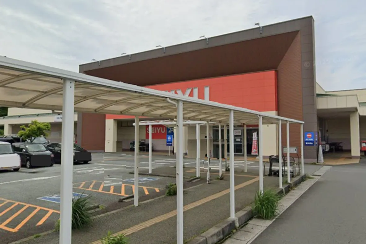 【西友 松長店】屋外店頭入口付近 (駐車場) キッチンカー など販売におすすめな屋外催事イベントスペース