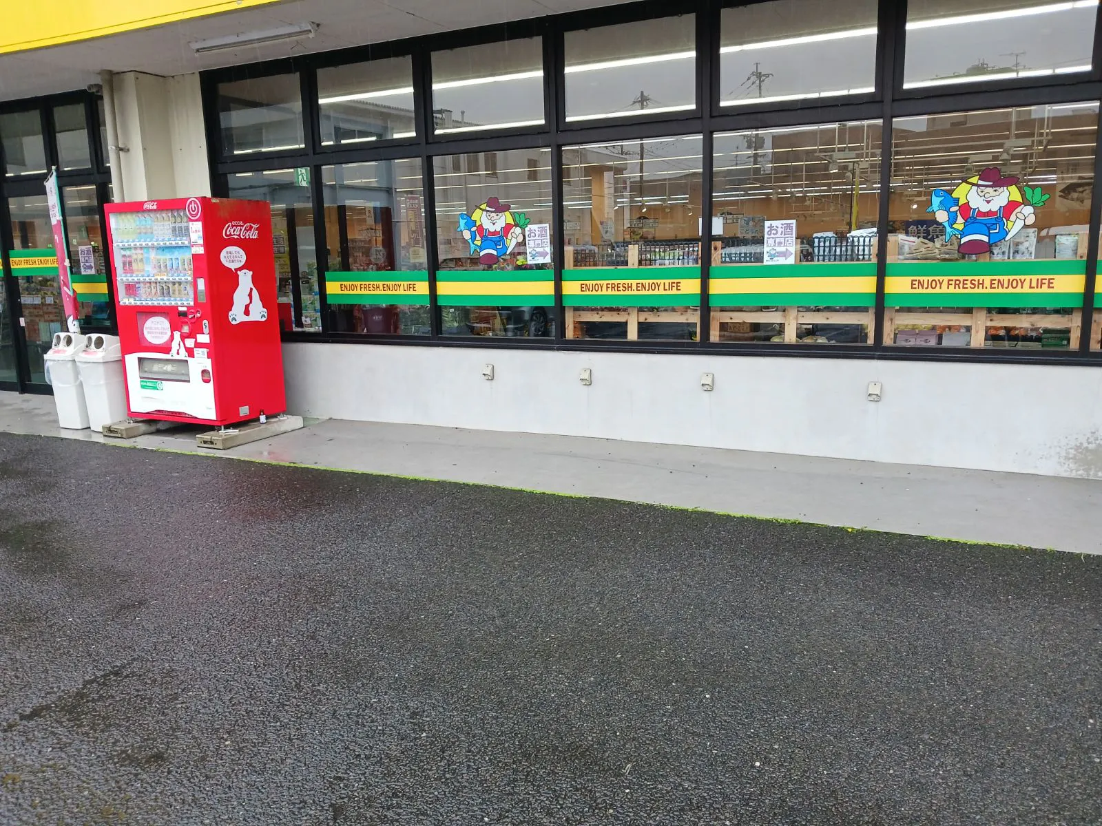 【あんくる夢市場 鹿島店】お客様出口付近 販促プロモーションや物販に最適なスーパー屋外催事イベントスペース