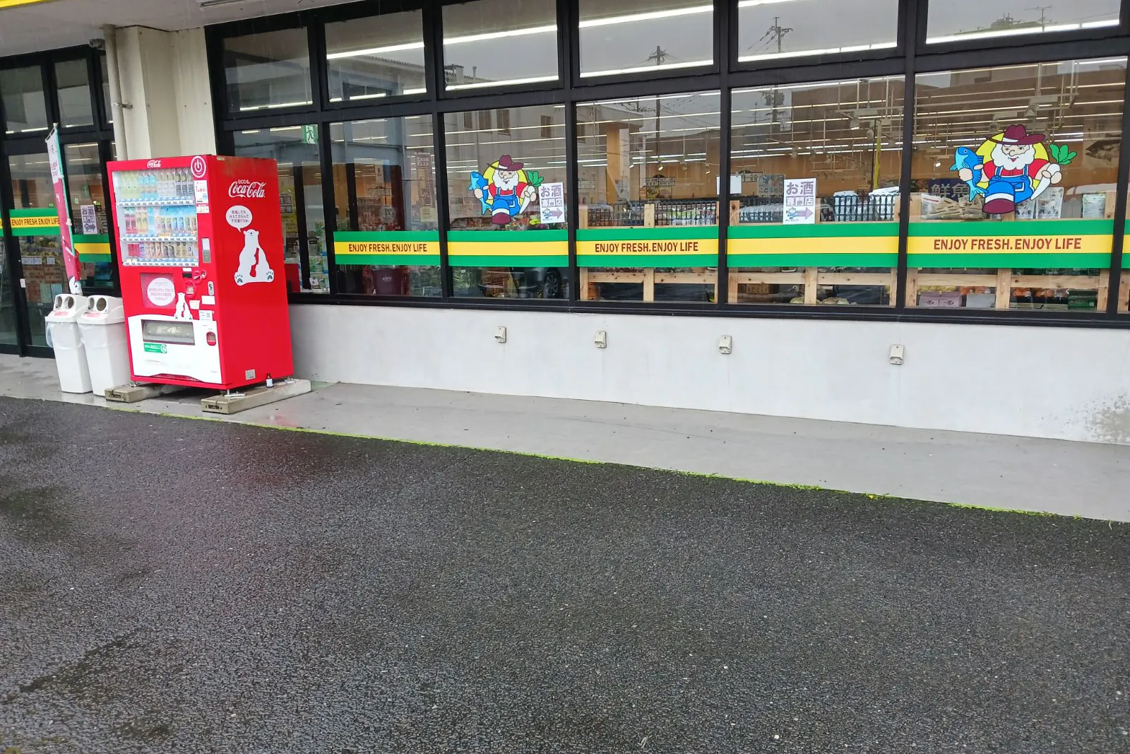 【あんくる夢市場 鹿島店】お客様出口付近 販促プロモーションや物販に最適なスーパー屋外催事イベントスペース
