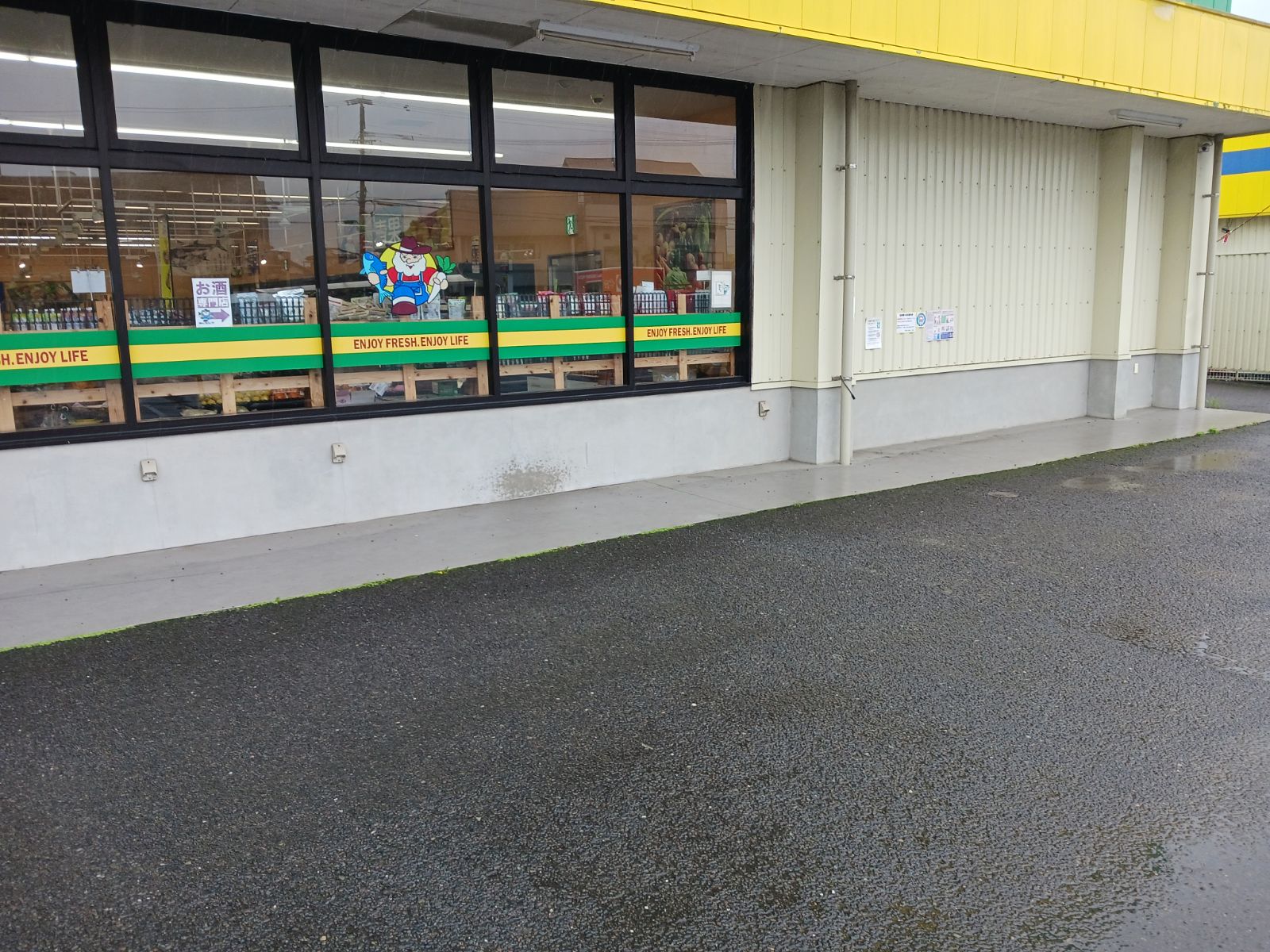 【あんくる夢市場 鹿島店】お客様出口付近 販促プロモーションや物販に最適なスーパー屋外催事イベントスペース