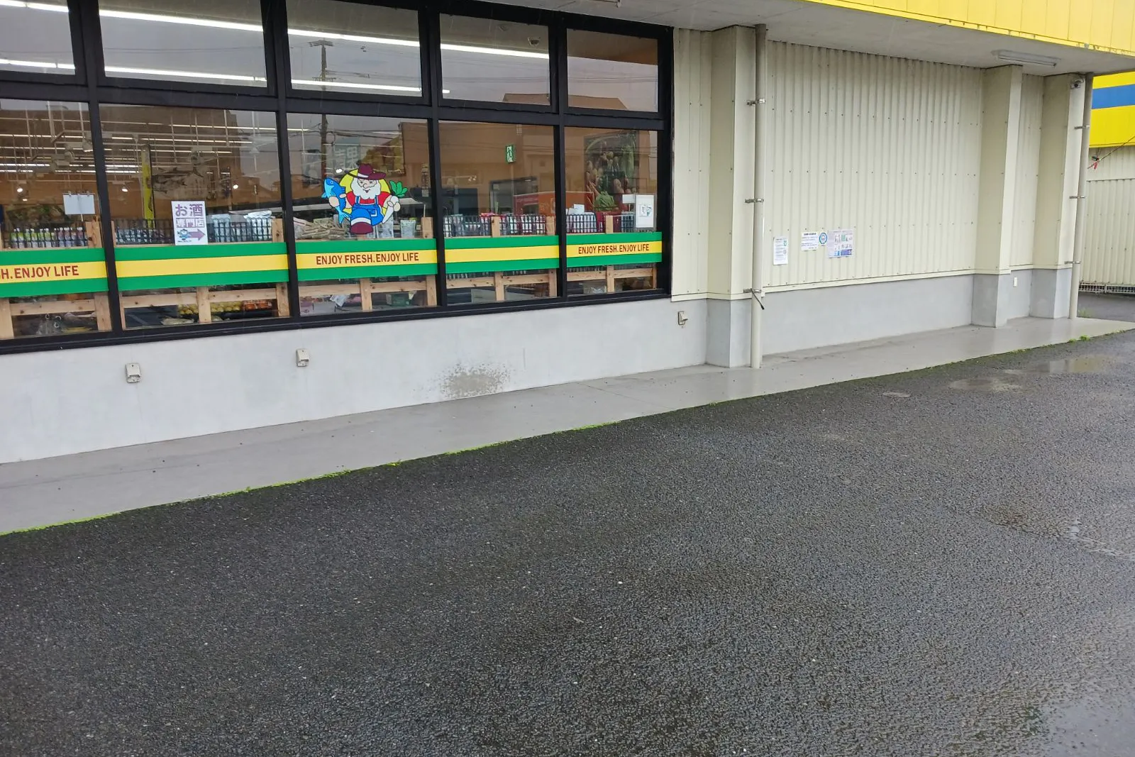 【あんくる夢市場 鹿島店】お客様出口付近 販促プロモーションや物販に最適なスーパー屋外催事イベントスペース