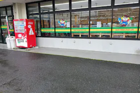 【あんくる夢市場 鹿島店】お客様出口付近 販促プロモーションや物販に最適なスーパー屋外催事イベントスペース