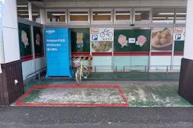 【フードマーケットマム竜洋店】出入口右側駐輪スペース 販促プロモーションや物販に最適なスーパー屋外催事イベントスペース