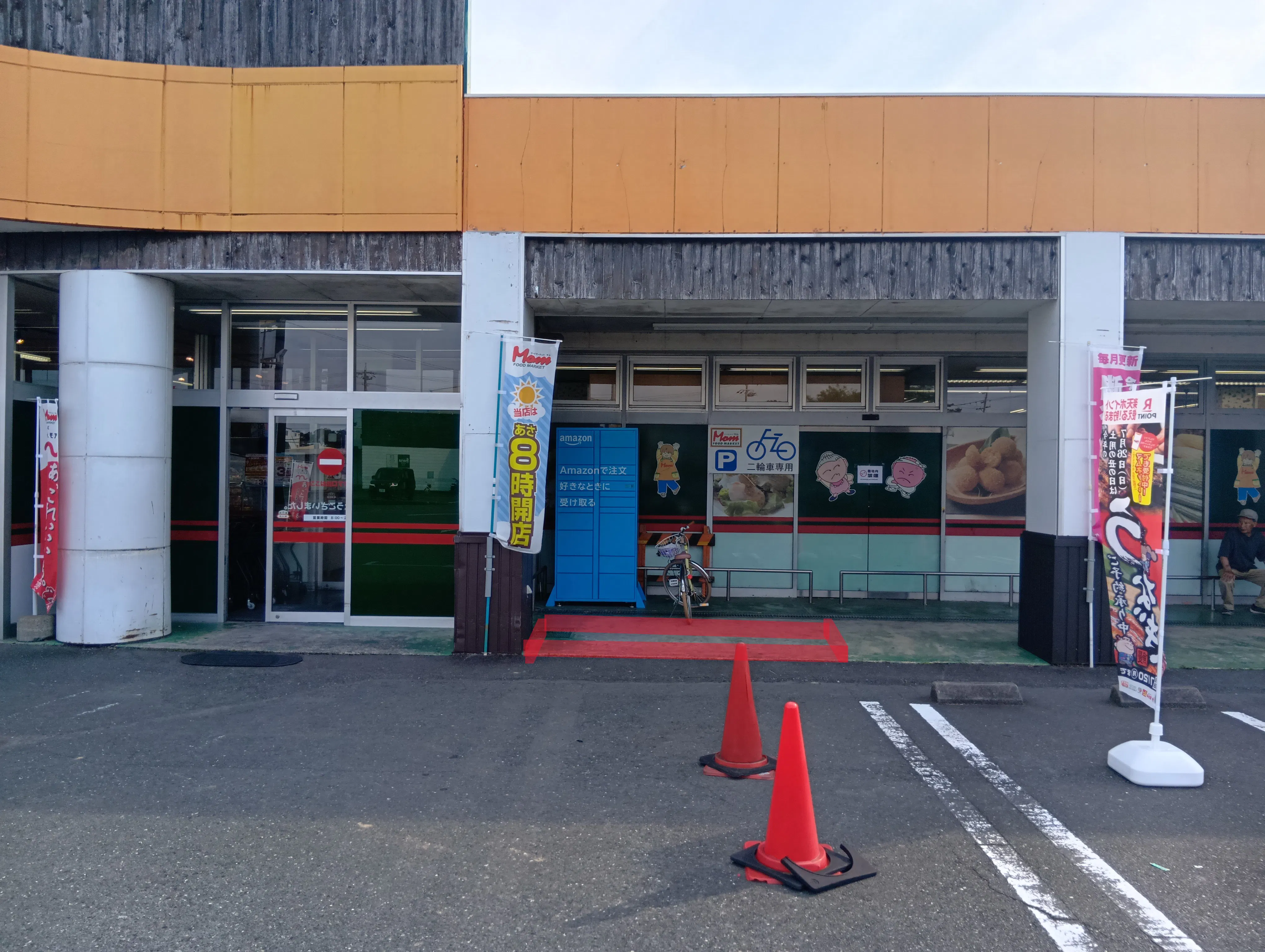 【フードマーケットマム竜洋店】出入口右側駐輪スペース 販促プロモーションや物販に最適なスーパー屋外催事イベントスペース