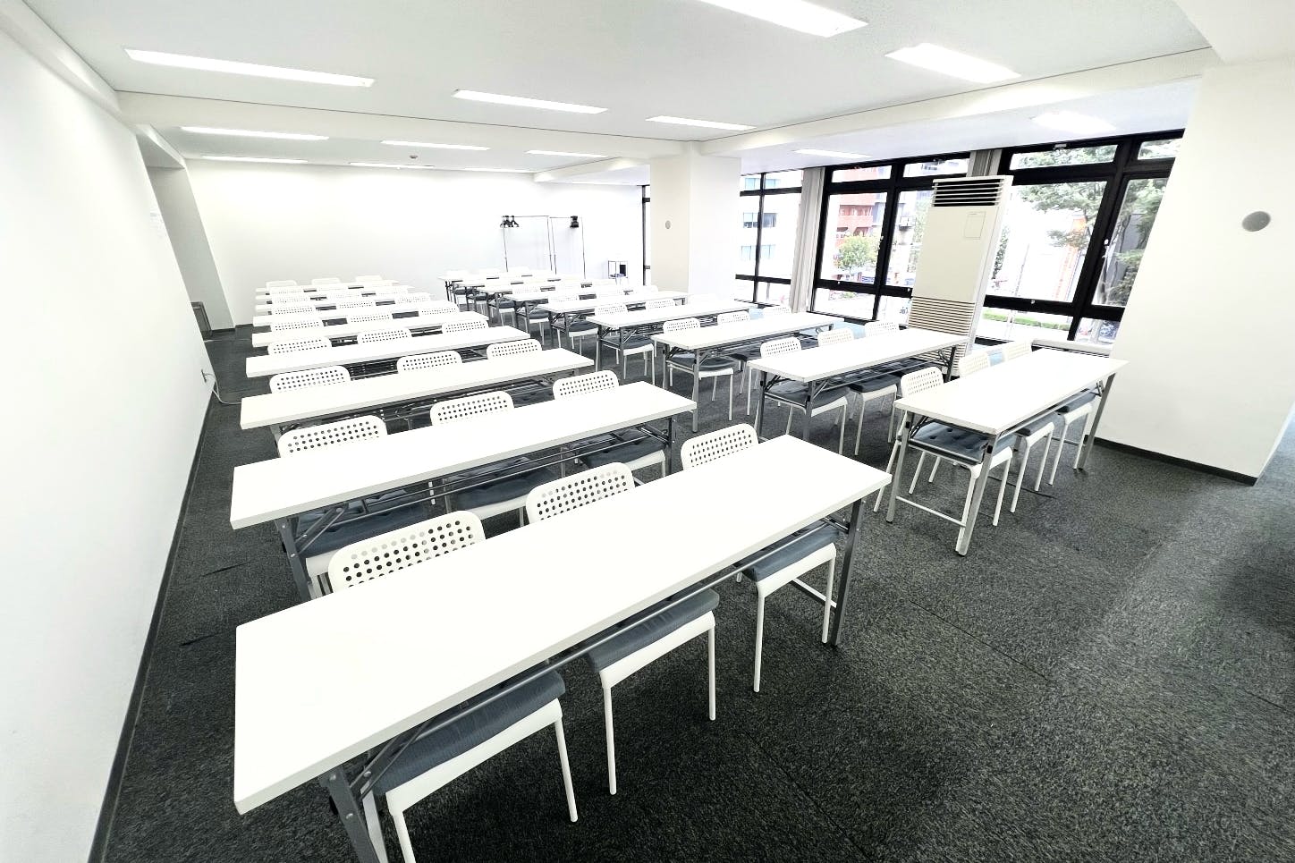 【新宿御苑前駅3分】招待制の製品PR会や受注販売会に適した50名程度収容可能なレンタルスペース