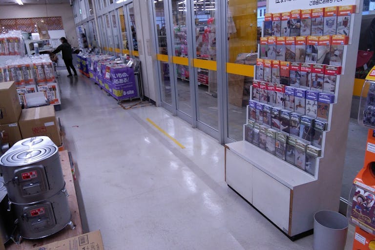 【サンデーむつ中央店】風除室 食物販やプロモーション等の出店に最適なホームセンター店内のイベントスペースの画像1