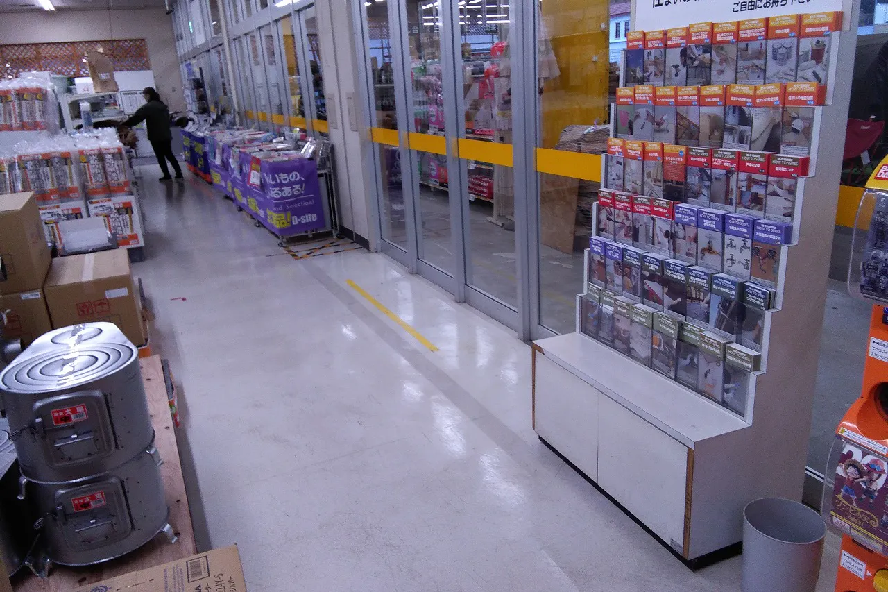 【サンデーむつ中央店】風除室 食物販やプロモーション等の出店に最適なホームセンター店内のイベントスペース