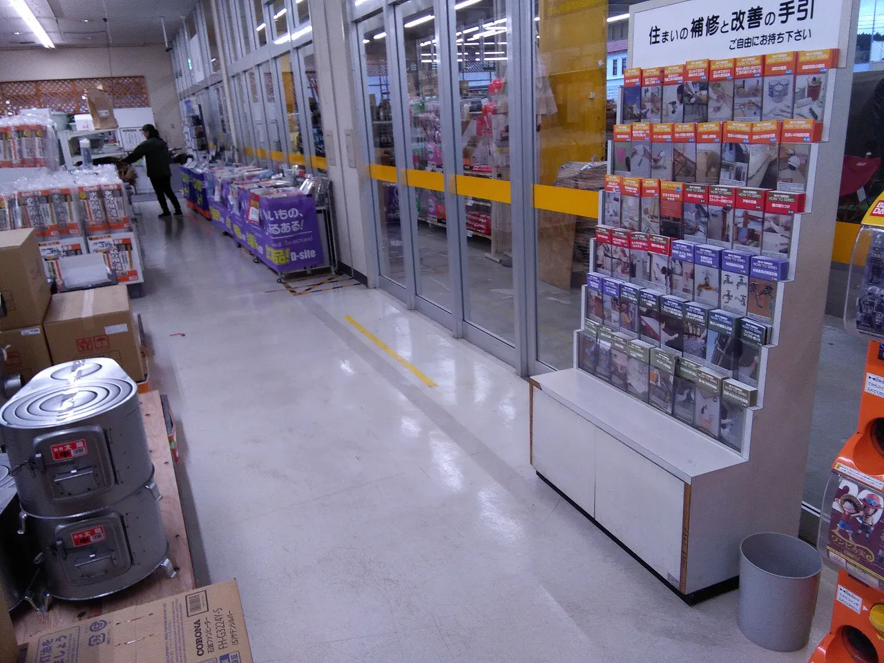 【サンデーむつ中央店】風除室 食物販やプロモーション等の出店に最適なホームセンター店内のイベントスペース