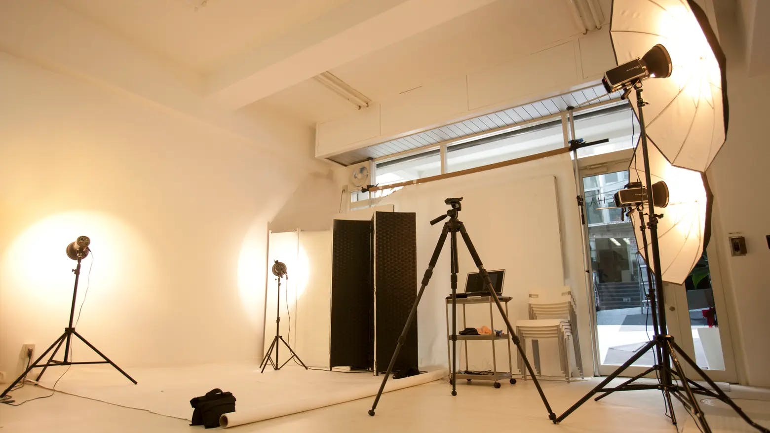 ストロボ機材も無料使用。初めての方でも使用できるようにご案内します。セルフ写真館的な利用もできます