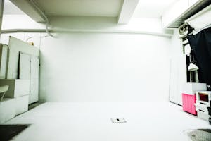 【新宿駅7分】写真映像撮影、ファン交流会、セルフ写真館、展示会に適した本格白ホリスタジオ