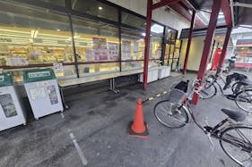 【富士屋瀬名店】プロモーションに最適な店舗入口前の軒先スペース