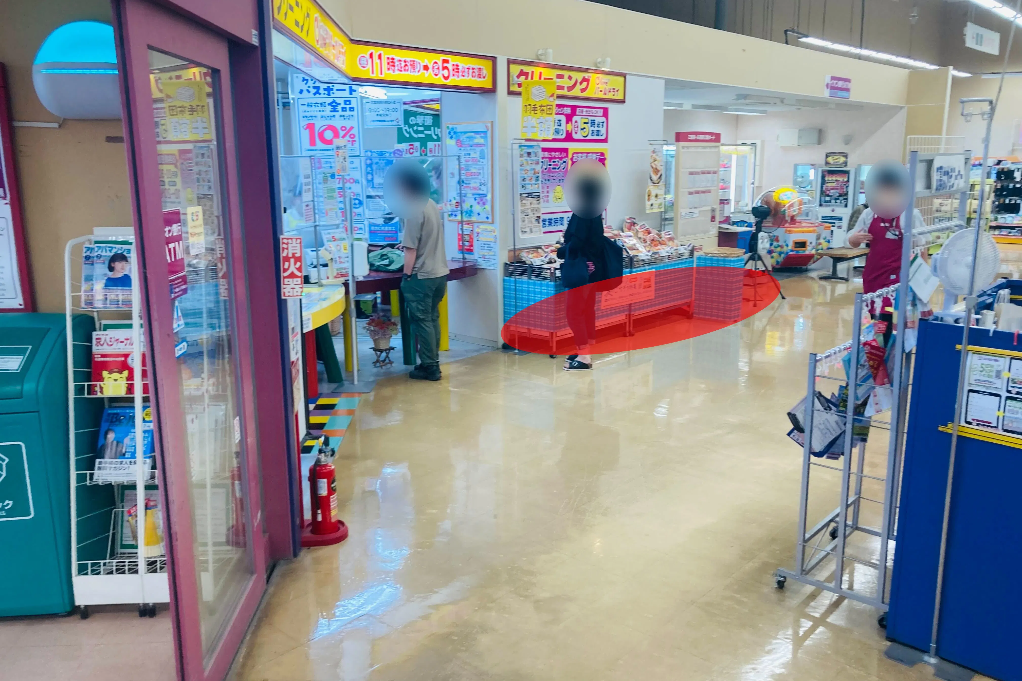 【マックスバリュ紫波店】各種プロモーションイベントや小規模物販に最適な店舗内クリーニングテナント横にあるイベントスペース