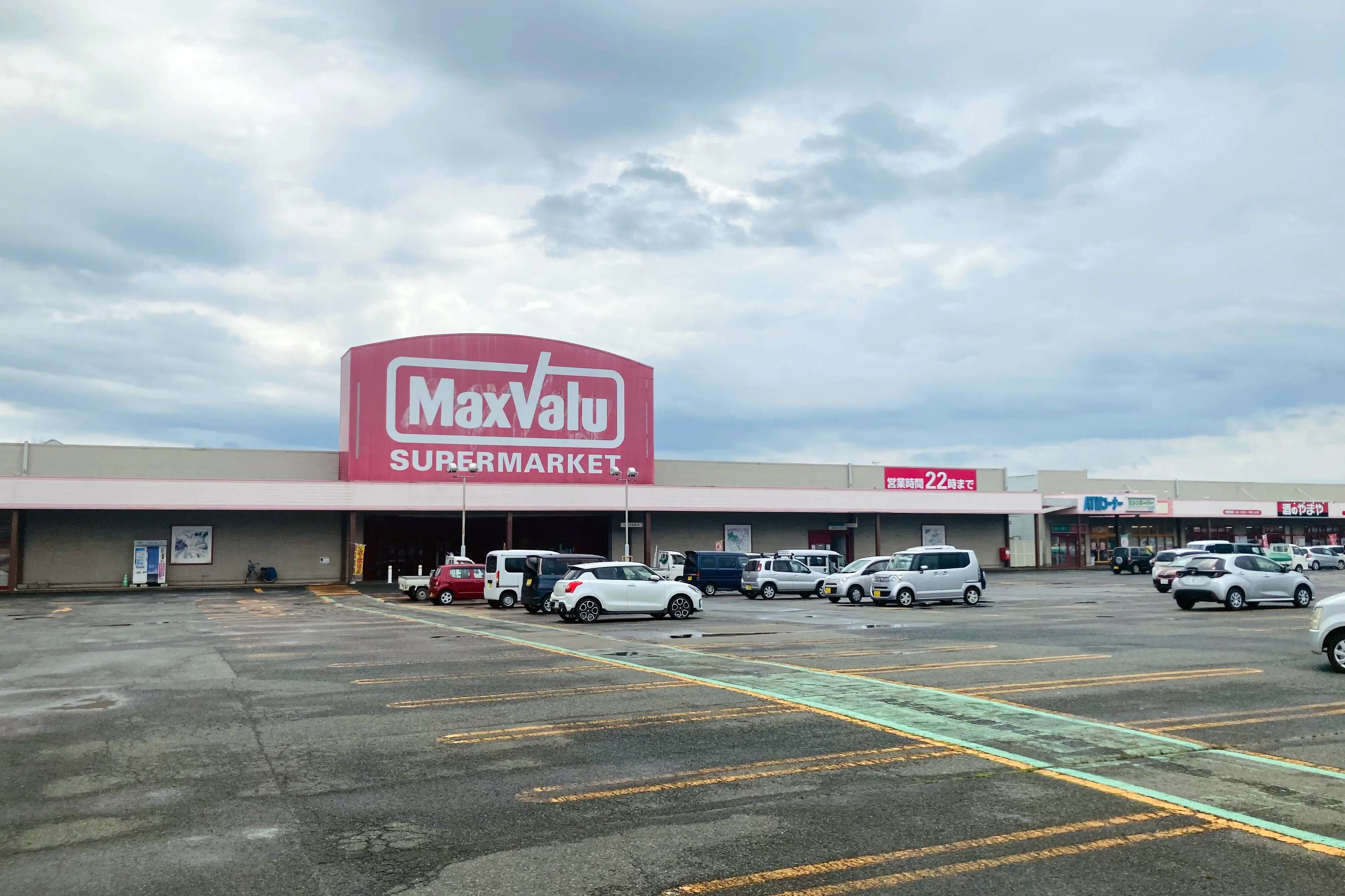 【マックスバリュ紫波店】各種プロモーションイベントや小規模物販に最適な店舗内クリーニングテナント横にあるイベントスペース