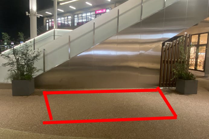 【イオンタウン旭】プロモーションイベントや各種物販に適した地域密着型のショッピングモール屋外にある軒下エスカレーター横のイベントスペース②