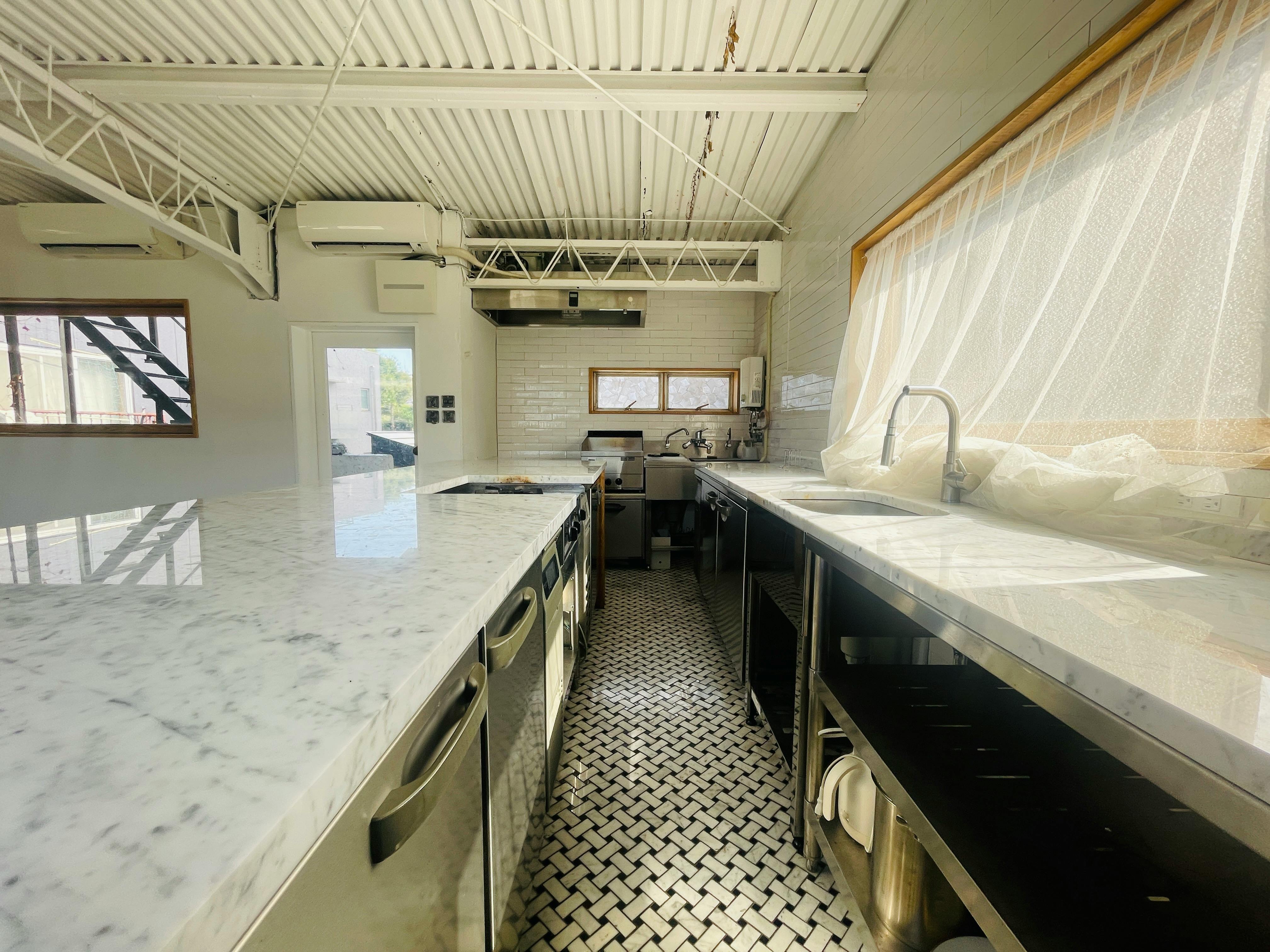 【国立競技場駅9分】展示会や撮影に適した白を基調とした自然光が入るスタジオ