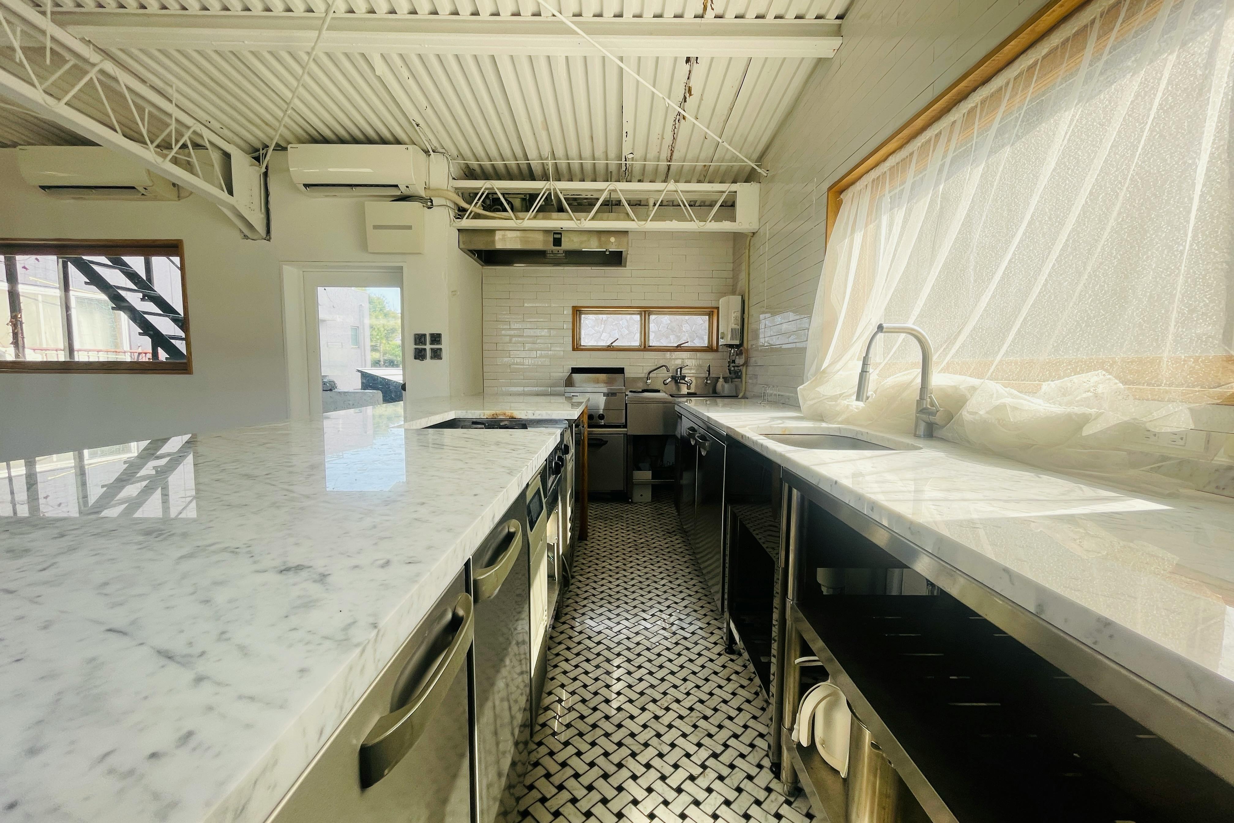 【国立競技場駅9分】展示会や撮影に適した白を基調とした自然光が入るスタジオ