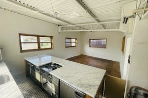 【国立競技場駅9分】展示会や撮影に適した白を基調とした自然光が入るスタジオ