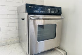 【国立競技場駅9分】展示会や撮影に適した白を基調とした自然光が入るスタジオ