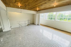 【国立競技場駅9分】展示会や撮影に適した白を基調とした自然光が入るスタジオ