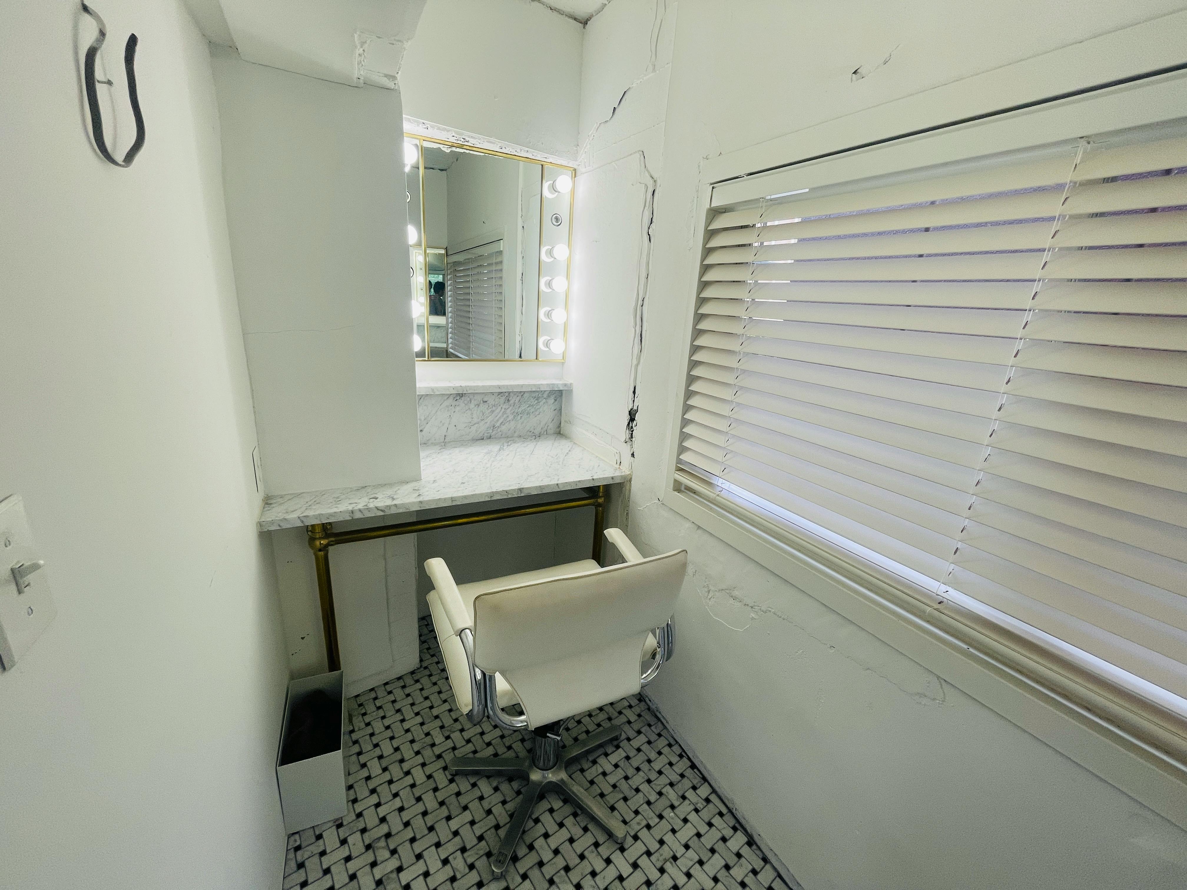 【国立競技場駅9分】展示会や撮影に適した白を基調とした自然光が入るスタジオ