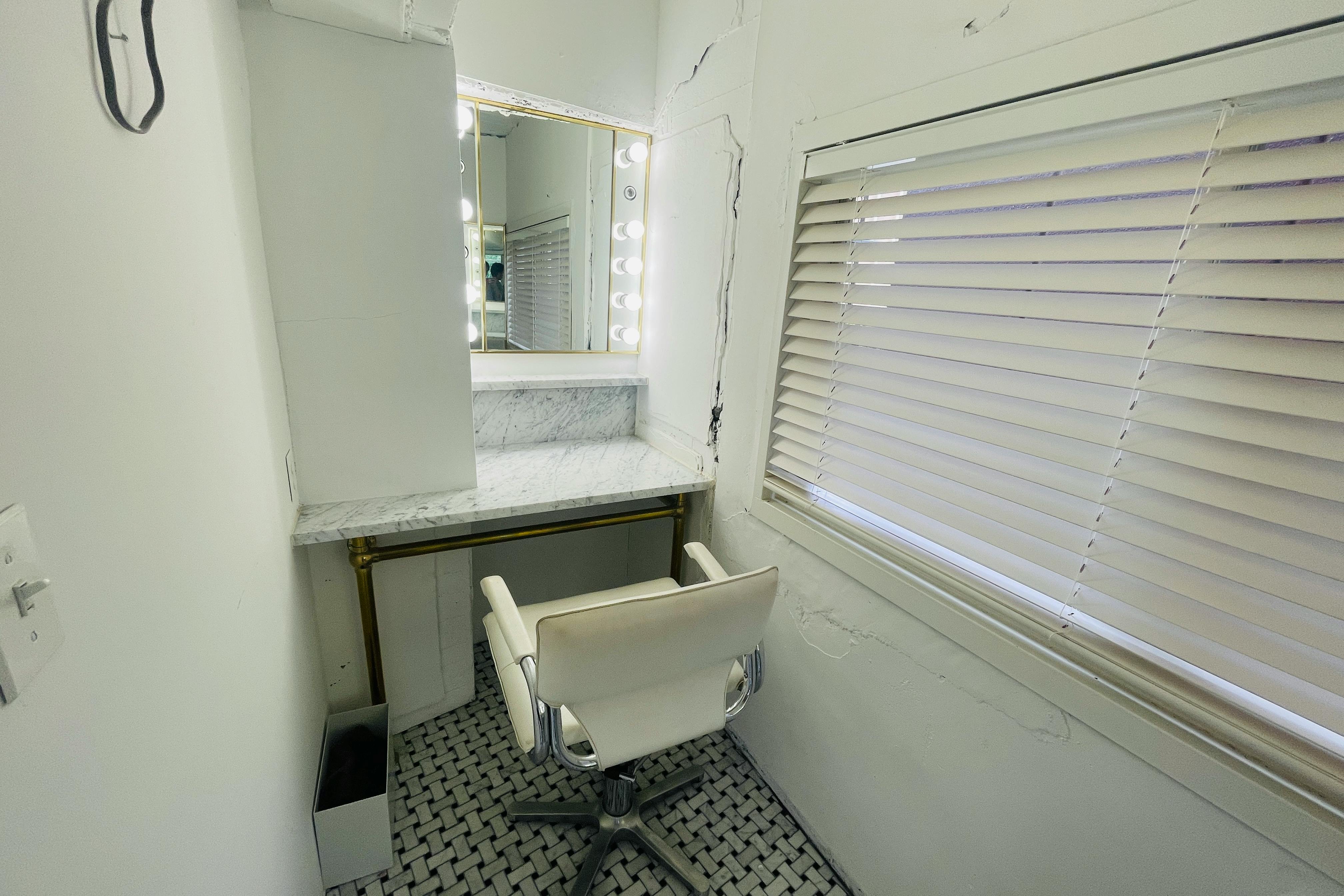 【国立競技場駅9分】展示会や撮影に適した白を基調とした自然光が入るスタジオ