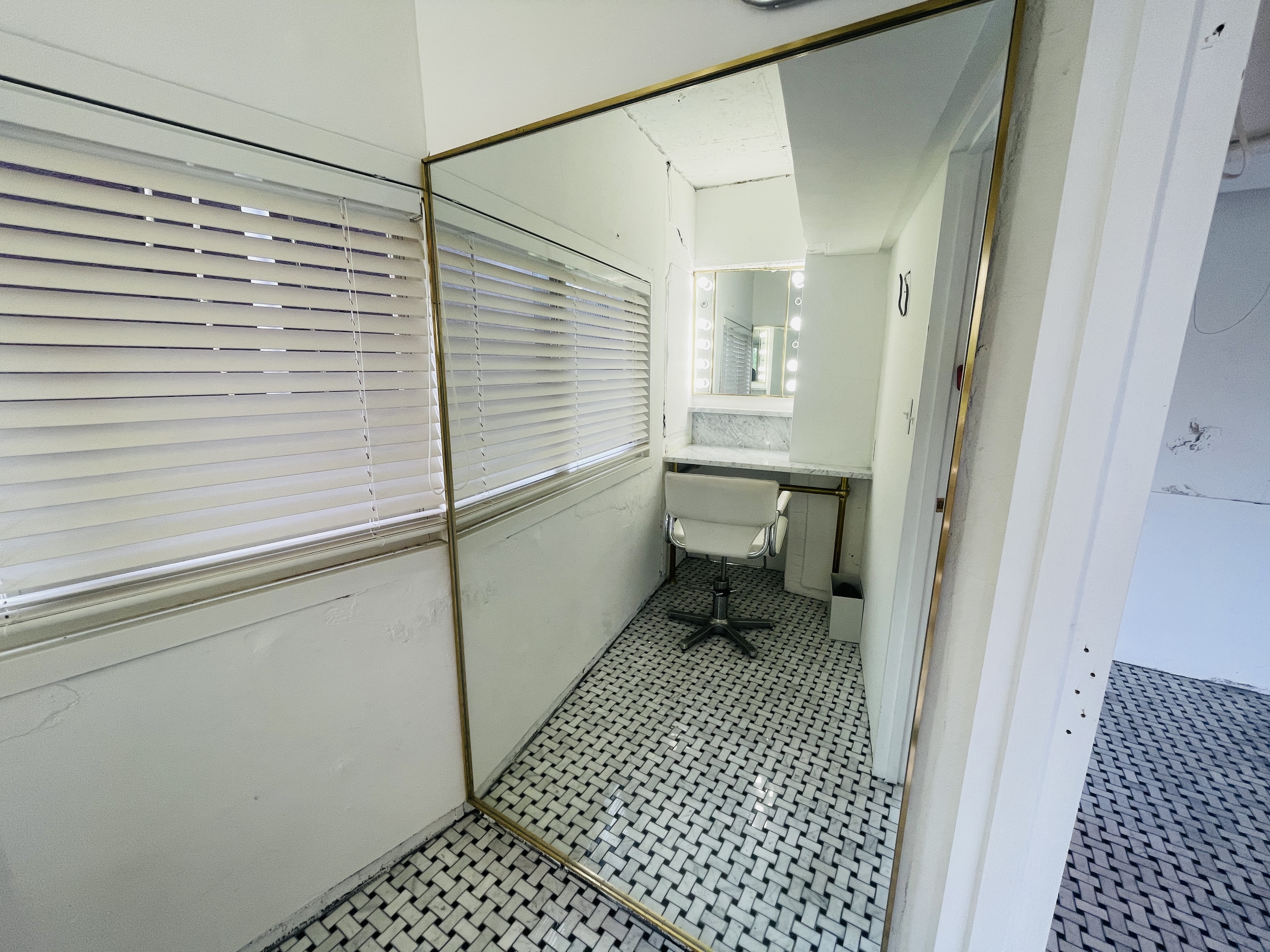 【国立競技場駅9分】展示会や撮影に適した白を基調とした自然光が入るスタジオ