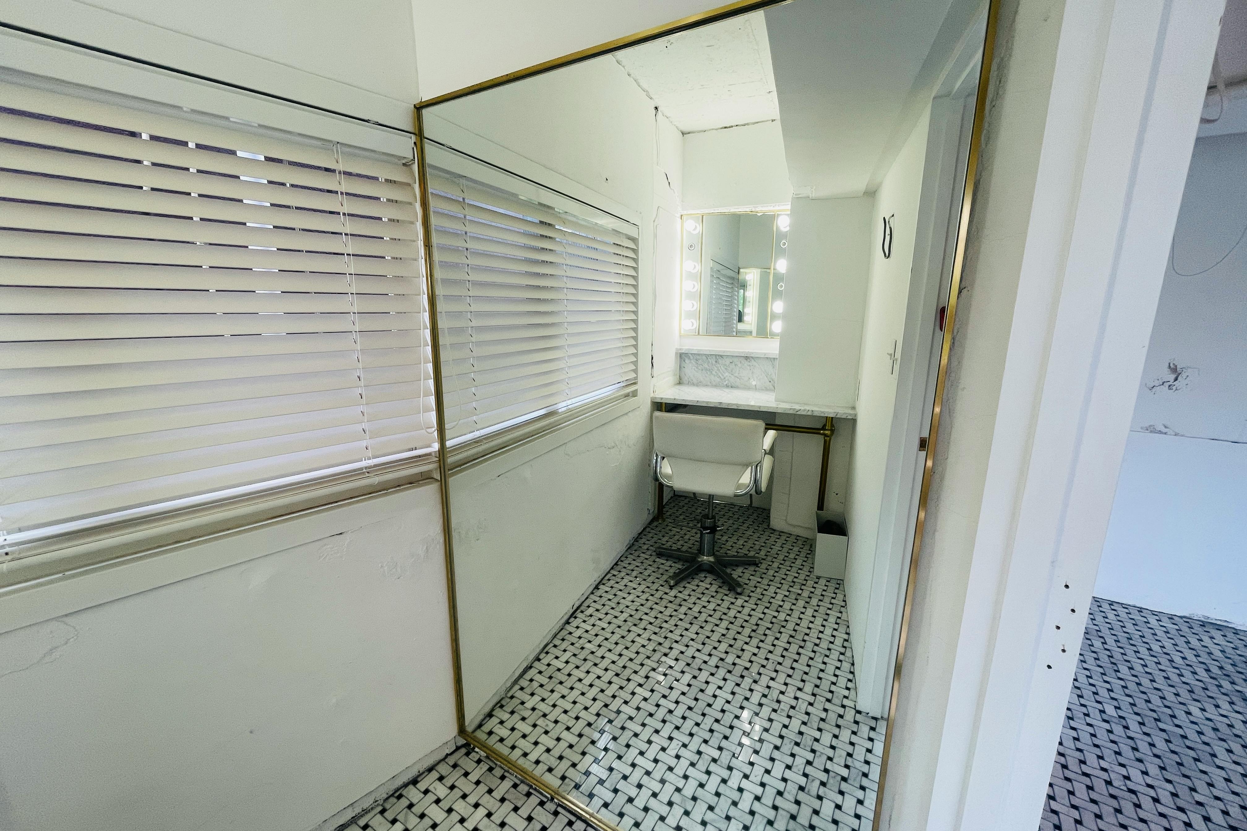 【国立競技場駅9分】展示会や撮影に適した白を基調とした自然光が入るスタジオ