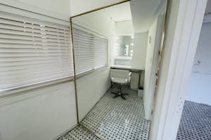 【国立競技場駅9分】展示会や撮影に適した白を基調とした自然光が入るスタジオ